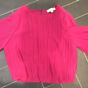 beautiful raspberryrry top with billleing sleeves. great for holidays!